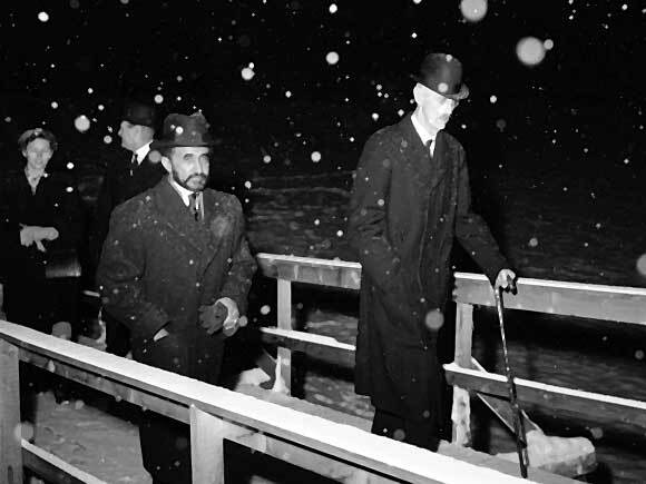 Kong Haakon og Keiser Haile Selassie ble godt kjent mens begge var i eksil i Storbritannia under den første delen av 2. verdenskrig. Norge var okkupert av Tyskland - Etiopia av Italia. Her er de to sammen i Oslo i november 1954, da Keiseren var på statsbesøk i Norge (Foto: Scanpix)